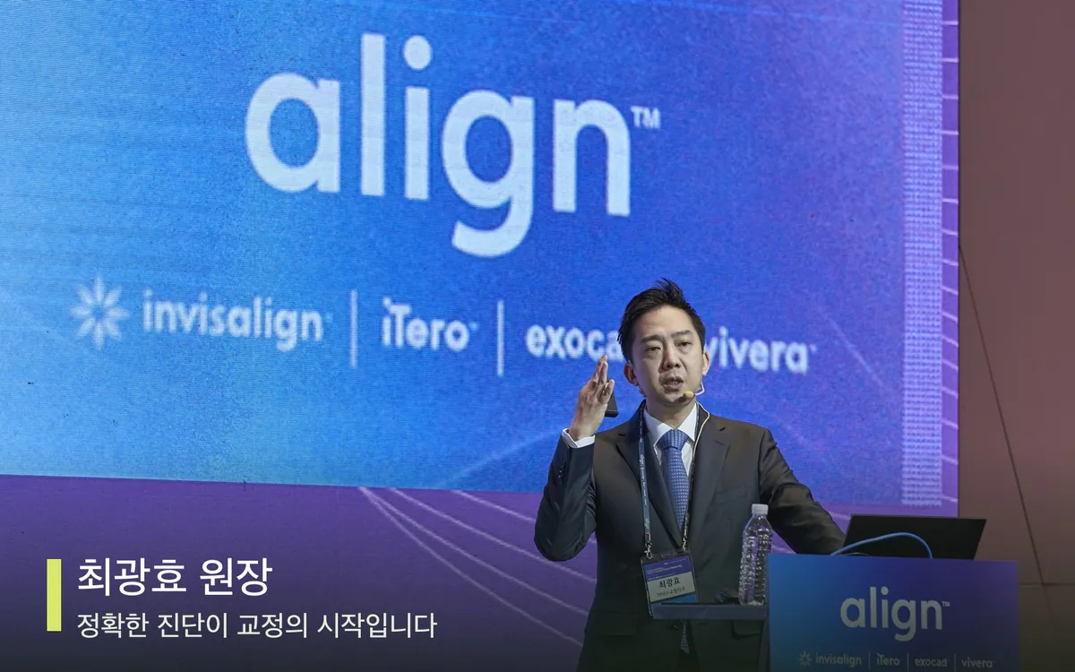 다양한 두께의 교정 와이어를 환자에게 설명하는 교정전문의